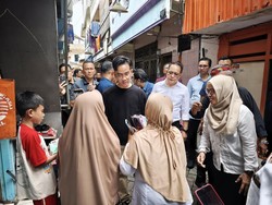 Pj Gubernur Jatim dan Wapres Gibran Berbagi Buku hingga Susu di Kapasan