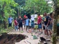 Puluhan Makam di Madiun Direlokasi Akibat Tergenang Banjir