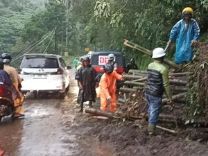 Akses Malang-Kediri Kembali Bisa Dilalui Usai Tertutup Longsor Akses Malang-Kediri Kembali Bisa Dilalui Usai Tertutup Longsor