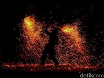 Melihat Atraksi Bermandikan Api di Trans Studio Cibubur