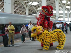 Atraksi Barongsai Hibur Penumpang Whoosh di Stasiun KCIC Karawang