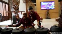 Momen Cak Imin Bermain Gamelan hingga Beli Kopi di TMII