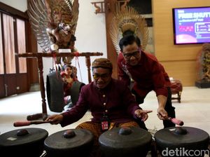 Momen Cak Imin Bermain Gamelan hingga Beli Kopi di TMII Momen Cak Imin Bermain Gamelan hingga Beli Kopi di TMII