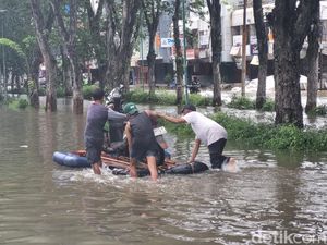 Cerita Tukang Parkir Beralih Jadi Ojek Getek di Tengah Banjir Kelapa Gading Cerita Tukang Parkir Beralih Jadi Ojek Getek di Tengah Banjir Kelapa Gading