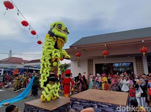 Atraksi Barongsai Hibur Penumpang KA di Stasiun Purwokerto