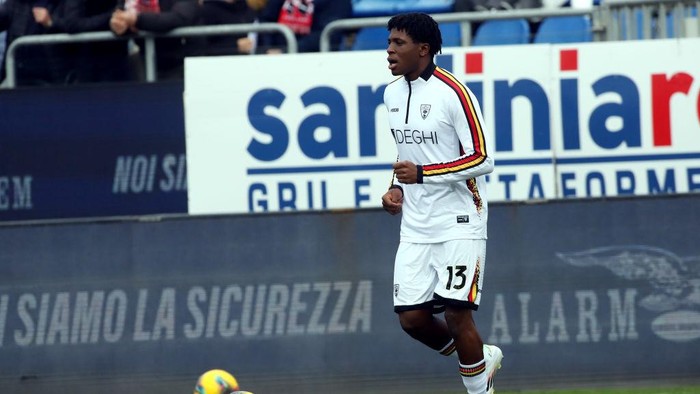 CAGLIARI, ITALY - JANUARY 19: Patrick Dorgu of Lecce warms up ahead before the Serie A match between Cagliari and Lecce at Sardegna Arena on January 19, 2025 in Cagliari, Italy. (Photo by Enrico Locci/Getty Images)