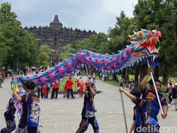 Potret Atraksi Barongsai dan Liong di Candi Borobudur