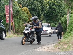 Banyak Kendaraan Menyerah di Tanjakan Naga Lembang