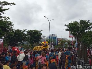 Kala Atraksi Barongsai-Liong Hibur Warga Kota Cirebon di Momen Imlek Kala Atraksi Barongsai-Liong Hibur Warga Kota Cirebon di Momen Imlek