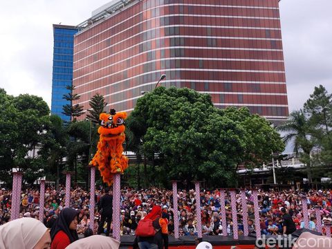 Pertunjukan barongsai di Trans Studio Mall Bandung.