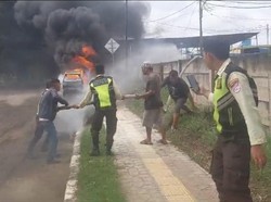 Pikap Diduga Bawa BBM di Palembang Ludes Terbakar, Api Menjalar ke Badan Jalan