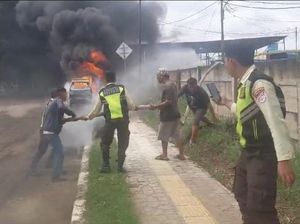 Pikap Diduga Bawa BBM di Palembang Ludes Terbakar, Api Menjalar ke Badan Jalan Pikap Diduga Bawa BBM di Palembang Ludes Terbakar, Api Menjalar ke Badan Jalan
