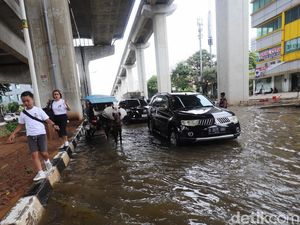 35 RT dan 3 Ruas Jalan di Jakarta Masih Tergenang Malam Ini