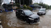 Potret Pengendara Nekat Terobos Banjir di Kelapa Gading