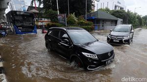 Potret Pengendara Nekat Terobos Banjir di Kelapa Gading