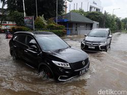 Potret Pengendara Nekat Terobos Banjir di Kelapa Gading