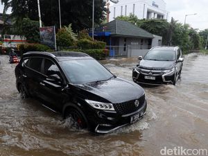4 Risiko Mobil Nekat Menerjang Banjir, Jangan Anggap Sepele 4 Risiko Mobil Nekat Menerjang Banjir, Jangan Anggap Sepele