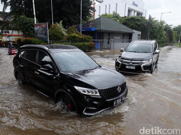 Potret Pengendara Nekat Terobos Banjir di Kelapa Gading