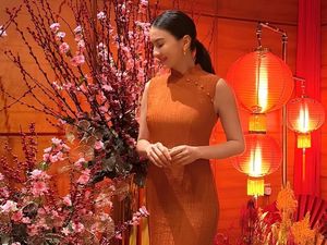 Serba Merah Raline Shah Nikmati Imlek dan Makan Salad Yu Sheng Serba Merah Raline Shah Nikmati Imlek dan Makan Salad Yu Sheng