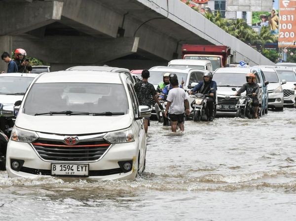 Banjir Rendam Jalan Boulevard Barat Raya Kelapa Gading