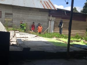 Gempa Bertubi-tubi di Kolaka Timur Bikin Warga Panik Berlarian Keluar Rumah Gempa Bertubi-tubi di Kolaka Timur Bikin Warga Panik Berlarian Keluar Rumah