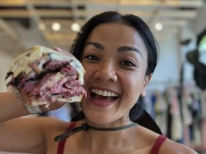 Serunya Nirina Zubir Makan Bakso hingga Jajan Sandwich di New York Serunya Nirina Zubir Makan Bakso hingga Jajan Sandwich di New York