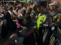 Rombongan Outing Class Tiba di SMPN 7 Kota Mojokerto Disambut Tangis Ortu