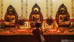Suasana Ibadah Imlek di Vihara Gayatri Depok