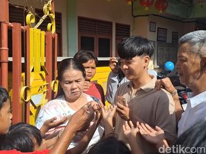 Senangnya Anak-anak di Ampenan Dapat Angpao dari Koko dan Cece Kelenteng Senangnya Anak-anak di Ampenan Dapat Angpao dari Koko dan Cece Kelenteng