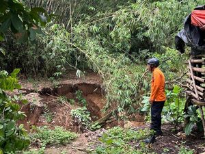 Tanah Bergerak Akibat Hujan Deras di Bogor, 2 Keluarga Mengungsi Tanah Bergerak Akibat Hujan Deras di Bogor, 2 Keluarga Mengungsi