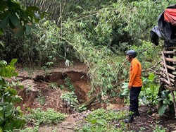 Tanah Bergerak Akibat Hujan Deras di Bogor, 2 Keluarga Mengungsi