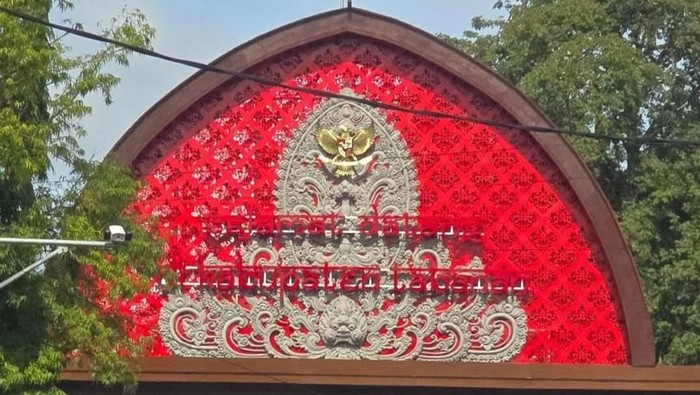Tapal Batas Tabanan Tulisan di tapal batas Tabanan yang tidak terbaca sebab berwarna sama dengan latar belakang.