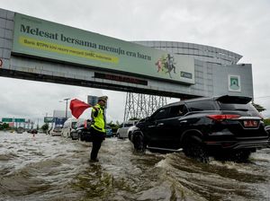 Tol Sedyatmo Arah Bandara Soetta Tergenang, Lalin Padat Tol Sedyatmo Arah Bandara Soetta Tergenang, Lalin Padat