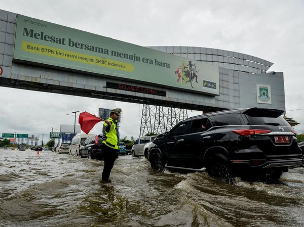 Tol Sedyatmo Arah Bandara Soetta Tergenang, Lalin Padat