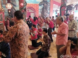 Klenteng Eng An Kiong Malang Ramai Dikunjungi Umat untuk Sembahyang Imlek