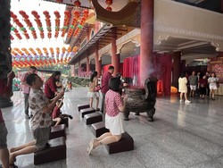 Ratusan Warga Tionghoa Padati Vihara Maitreya Saat Imlek