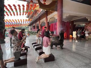 Ratusan Warga Tionghoa Padati Vihara Maitreya Saat Imlek Ratusan Warga Tionghoa Padati Vihara Maitreya Saat Imlek