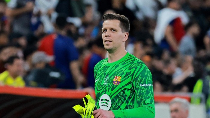 Soccer Football - Spanish Super Cup - Final - FC Barcelona v Real Madrid - King Abdullah Sports City, Jeddah, Saudi Arabia - January 12, 2025 FC Barcelonas Wojciech Szczesny walks off the pitch after being shown a red card by referee Jesus Gil Manzano REUTERS/Stringer