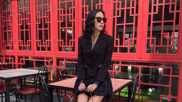 Pose Agnes Jennifer saat Makan di Restoran dan Kafe Keren