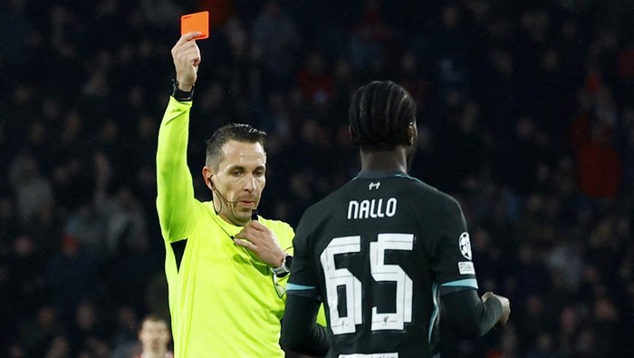 Soccer Football - Champions League - PSV Eindhoven v Liverpool - Philips Stadion, Eindhoven, Netherlands - January 29, 2025  Liverpools Amara Nallo is shown a red card by referee Tobias Stieler REUTERS/Piroschka Van De Wouw