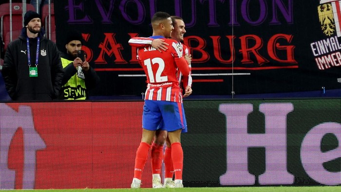 Soccer Football - Champions League - FC Salzburg v Atletico Madrid - Red Bull Arena Salzburg, Salzburg, Austria - January 29, 2025  Atletico Madrids Antoine Griezmann celebrates scoring their third goal with Atletico Madrids Samuel Lino REUTERS/Gintare Karpaviciute