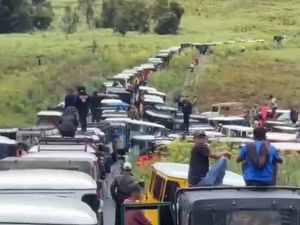 Video: Terungkap Biang Kerok Antrean Panjang Jeep untuk Masuk Bromo Video: Terungkap Biang Kerok Antrean Panjang Jeep untuk Masuk Bromo