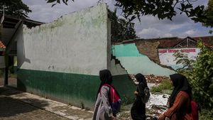 Duh! Empat Ruang Kelas SMP Negeri 2 Cikeusal Rusak