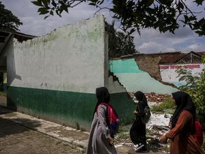 Duh! Empat Ruang Kelas SMP Negeri 2 Cikeusal Rusak