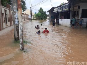 Sungai Dawe Meluap, Banjir Rendam Desa Mejobo Kudus Sungai Dawe Meluap, Banjir Rendam Desa Mejobo Kudus