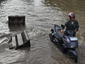 Traveler yang Mau ke Kota Tua Hati-hati, Beberapa Titik di Jakbar Banjir Traveler yang Mau ke Kota Tua Hati-hati, Beberapa Titik di Jakbar Banjir