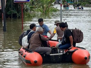 Banjir Rendam Entikong, Akses Lalin Lumpuh hingga Warga Naik-Turun Rakit Banjir Rendam Entikong, Akses Lalin Lumpuh hingga Warga Naik-Turun Rakit