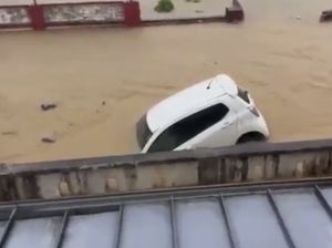 Video: Tingginya Banjir di Serawak Malaysia, Mobil Hanyut Terbawa Arus