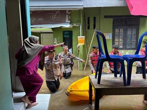 Kali Ciliwung di Kampung Melayu Jaktim Meluap, 3 RT Terdampak Kali Ciliwung di Kampung Melayu Jaktim Meluap, 3 RT Terdampak