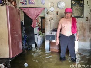 Rumah Kebanjiran, Warga Cengkareng Barat Mandi hingga BAB di Pasar